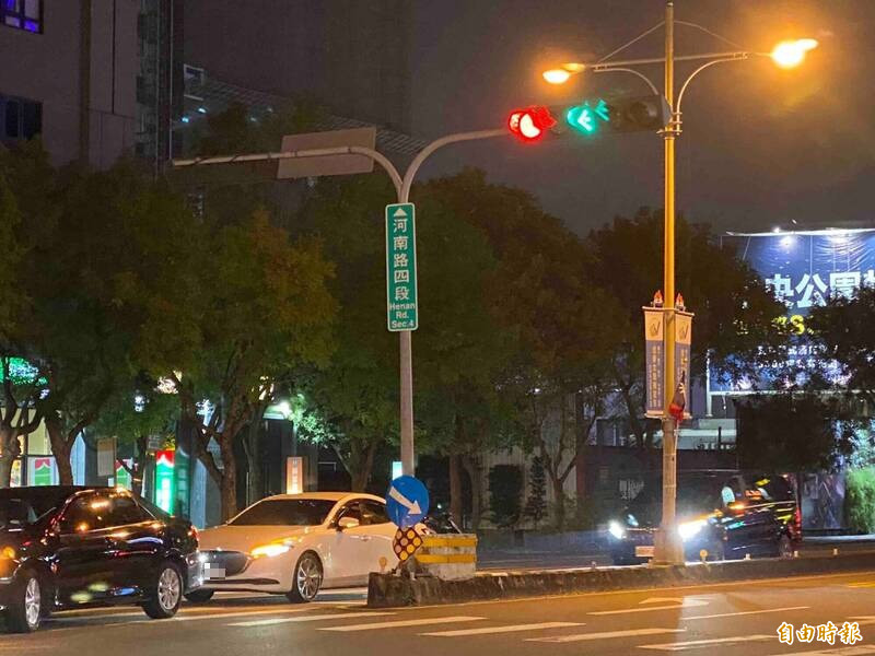 胡姓男子在台中遭開槍中彈，負傷開車衝到板橋亞東醫院就醫。圖為案發地點，車輛與新聞事件無關。（記者黃旭磊攝）