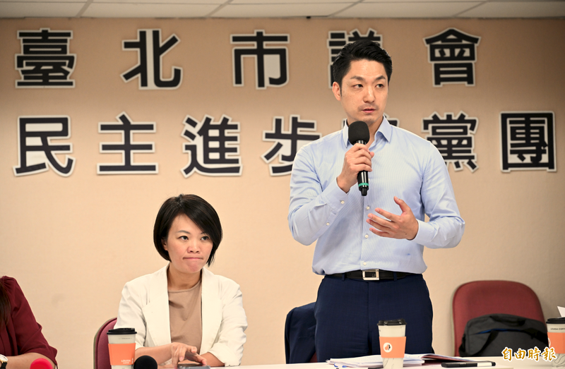 台北市長蔣萬安（右）18日赴民進黨團說明預算及重大政策，左為民進黨團總召簡舒培。 （記者羅沛德攝）