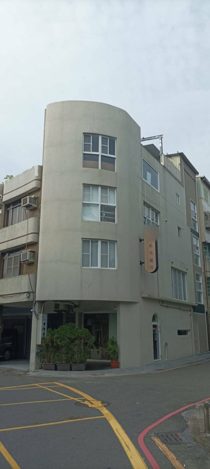 網紅7寶爸媽動物醫院明顯違建,外觀仍是5層樓,但違章建築處理大隊聲稱內部已拆除到「不堪使用」。(記者洪定宏攝) 網紅7寶爸媽動物醫院明顯違建,外觀仍是5層樓,但違章建築處理大隊聲稱內部已拆除到「不堪使用」。(記者洪定宏攝)