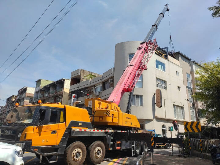 違建大隊出示拆除照片證明。(高市違章建築處理大隊提供) 違建大隊出示拆除照片證明。(高市違章建築處理大隊提供)