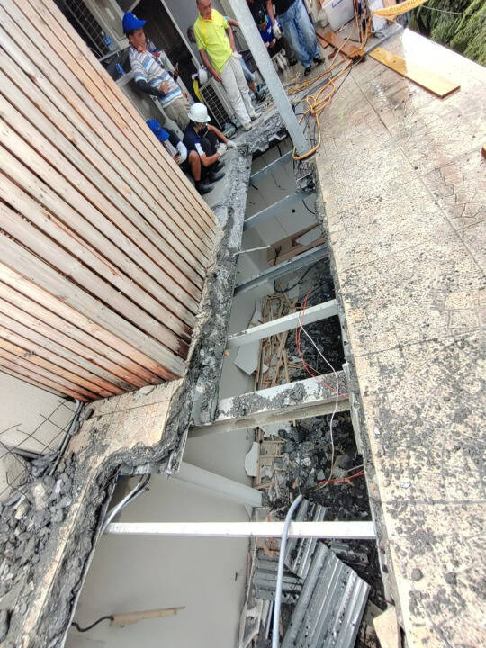 違建大隊出示拆除照片證明。(高市違章建築處理大隊提供) 違建大隊出示拆除照片證明。(高市違章建築處理大隊提供)