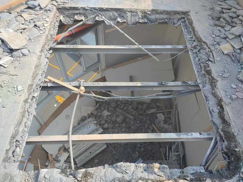 違建大隊出示拆除照片證明。(高市違章建築處理大隊提供) 違建大隊出示拆除照片證明。(高市違章建築處理大隊提供)