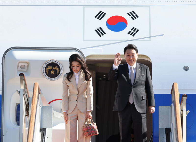 南韩总统尹钖悦（右）与第一夫人金建希（左）今日启程前往沙乌地阿拉伯和卡达进行国是访问。（欧新社）(photo:LTN)