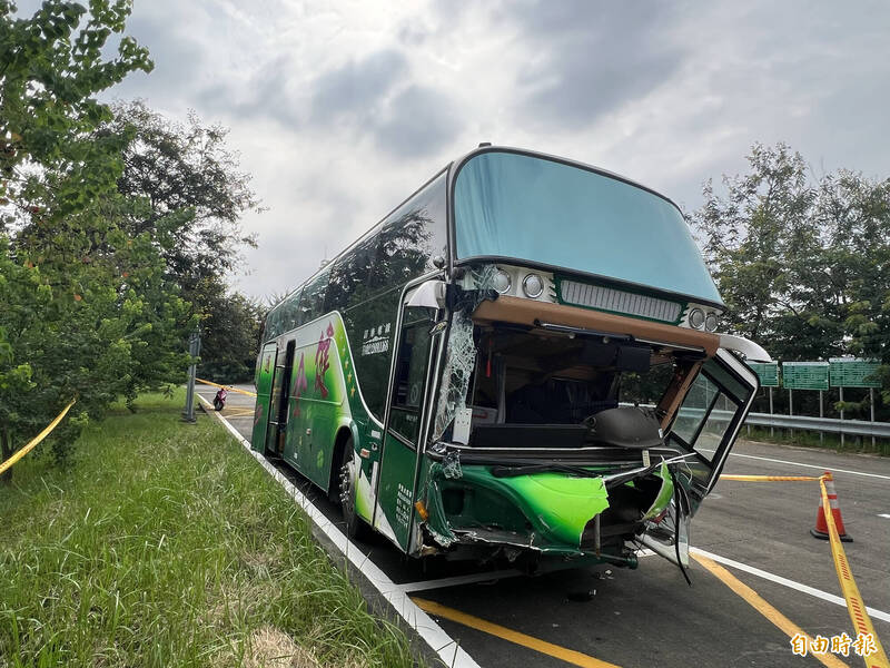 遊覽車車頭嚴重毀損。（記者黃淑莉攝）