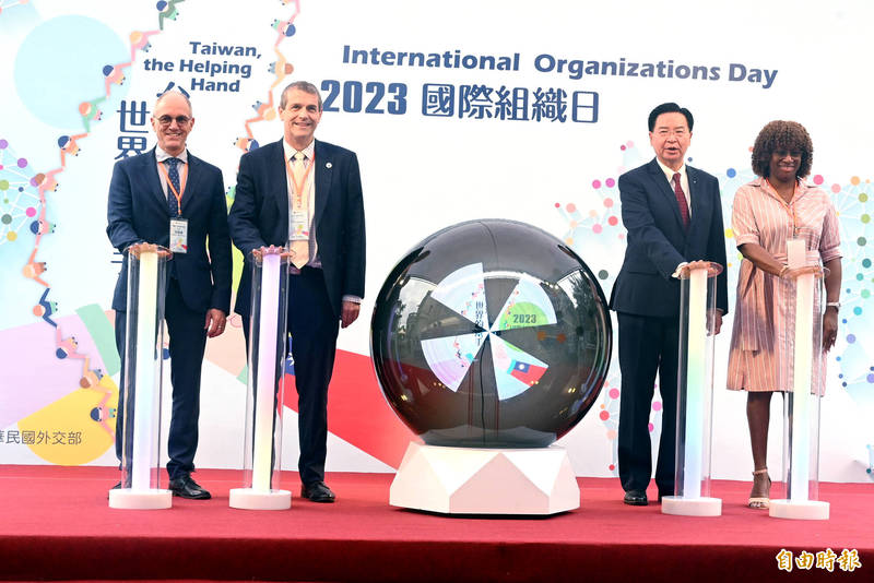 
From left, World Vegetable Center director general Marco Wopereis, International Cotton Advisory Committee executive director Eric Trachtenberg, Minister of Foreign Affairs Joseph Wu and Saint Vincent and the Grenadines Ambassador to Taiwan Andrea Bowman attend an International Organizations Day event in Taipei yesterday.
Photo: Wang Yi-sung, Taipei Times