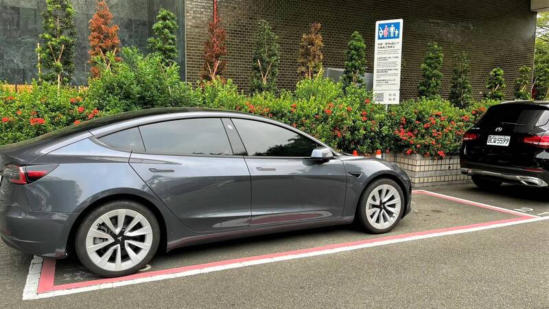充電格位-親子格位及身障格位皆為專用車格,民眾勿佔用。(市府提供) 充電格位-親子格位及身障格位皆為專用車格,民眾勿佔用。(市府提供)