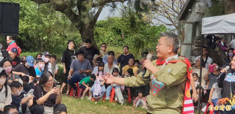 立院副院長蔡其昌連續9年舉辦「幸福親子藝文季」，巧扮「幸福超人」登場。（記者歐素美攝）