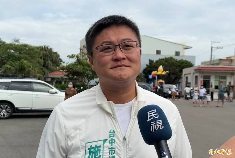 民進黨台中市議員施志昌譏國民黨在立委禮讓民眾黨蔡壁如，是連總統也棄守。（記者歐素美攝）