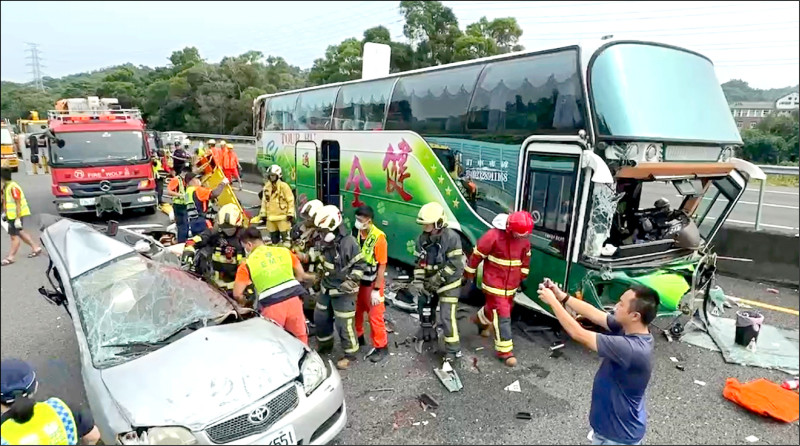 一輛遊覽車昨上午在國道三號南下264公里雲林斗六段，撞擊轎車，再連撞外側隔音牆和內側護欄，造成4人死亡、17人受傷。（民眾提供）