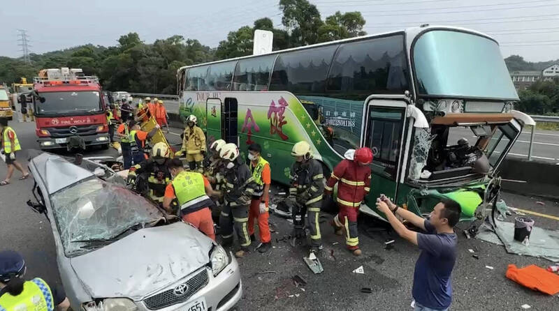 邱顯智今指出，遊覽車最後一排中間面對走道的位置，過去的交通部長林佳龍都說不敢坐，但到現在也沒有管理。（民眾提供）