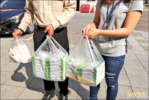 看守台灣協會指出，傳統市場、小吃攤販、早餐店及餐廳是購物用塑膠袋主要來源，建議禁止免費提供購物用塑膠袋。（資料照）
