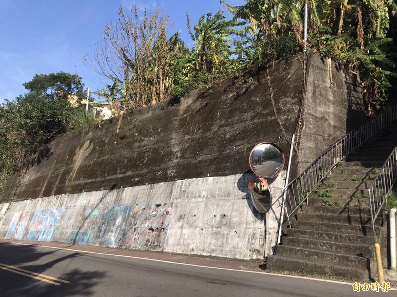 盼讓草莓季遊客效應擴大，曾玟學會勘大湖鄉客庄生活圈環境營造。（記者蔡政珉攝）