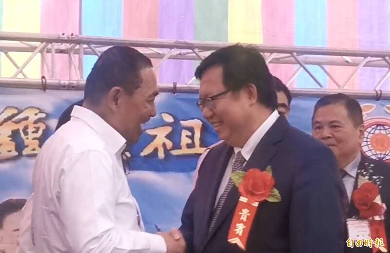 國民黨總統參選人侯友宜（左）與行政院副院長鄭文燦（右），出席園鍾姓祖嘗派下大會短暫握手「禮貌寒喧」。（記者李容萍攝）