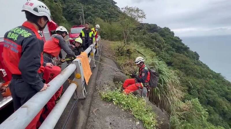 救難人員綁上安全索下切90度懸崖救人。（記者江志雄翻攝）