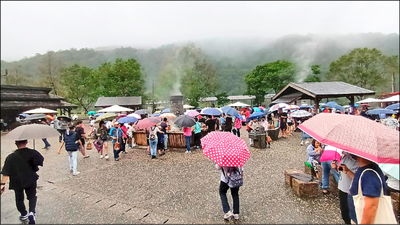 清水地熱是宜蘭風景區人氣王，連雨天都擠滿人潮。（宜縣府提供）