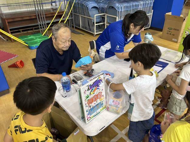 新竹縣政府環保局今年首次進入中小學校園推動二手玩具交換活動，現場也派出「玩具醫師」，替舊玩具復健、整形、美容。（圖擷取自竹縣府官網）