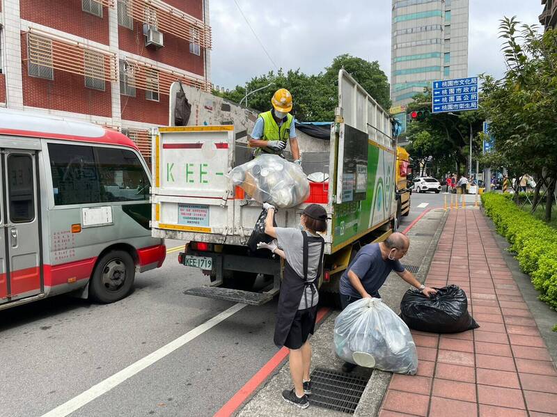 桃園市政府環保局長陳世偉說明，桃園市後年七月將實施垃圾費隨袋徵收政策。（環保局提供）