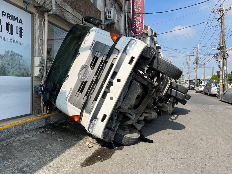 預拌混泥車因路面突然塌陷側翻。（民眾提供）