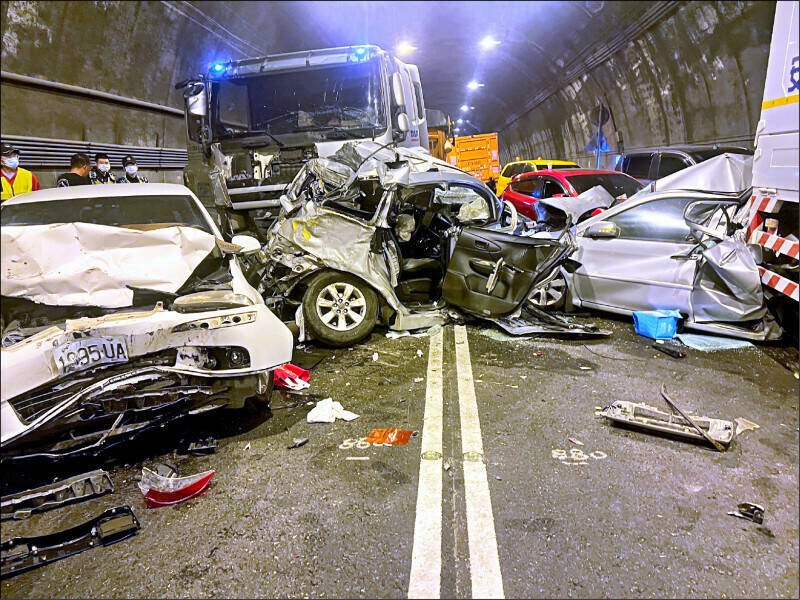 宜蘭縣新澳隧道連環車禍，17輛車撞成一團，現場慘不忍睹。（記者蔡昀容翻攝）