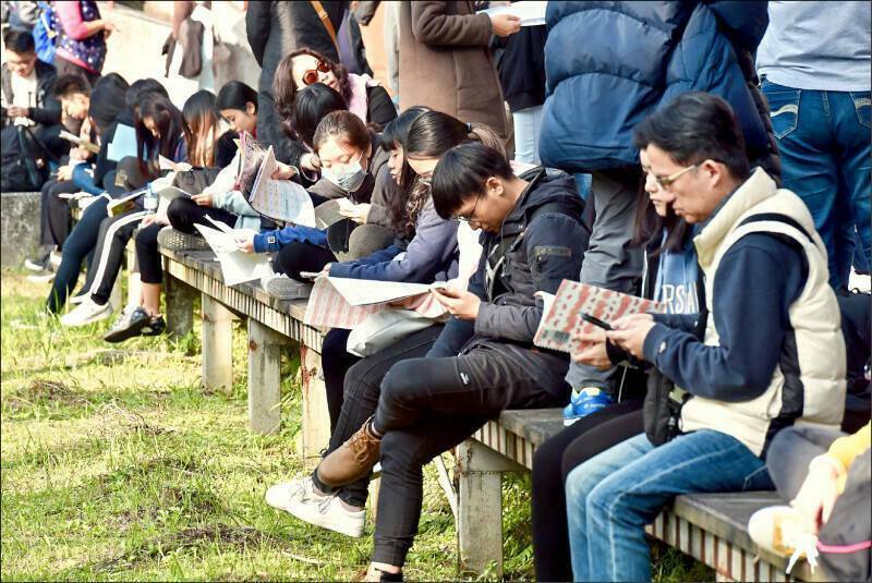 大學甄選入學委員會今天公告113學年度大學「繁星推薦」暨「申請入學」各校系參採學科能力測驗科目數。示意圖，人物與新聞無關。（資料照）
