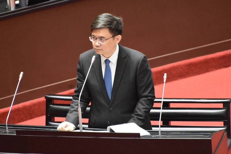 立委賴瑞隆強調,他在立法院總質詢要求交通部,年底前恢復高雄機場9成航班航點運量,交通部則允諾朝8成目標努力。(記者葛祐豪翻攝) 立委賴瑞隆強調,他在立法院總質詢要求交通部,年底前恢復高雄機場9成航班航點運量,交通部則允諾朝8成目標努力。(記者葛祐豪翻攝)