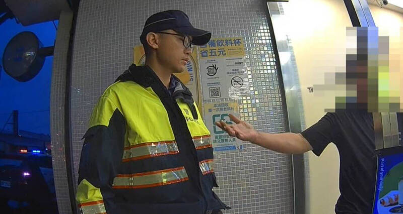 劉男將手伸入褲襠掏出排泄物逼近員警。（警方提供）