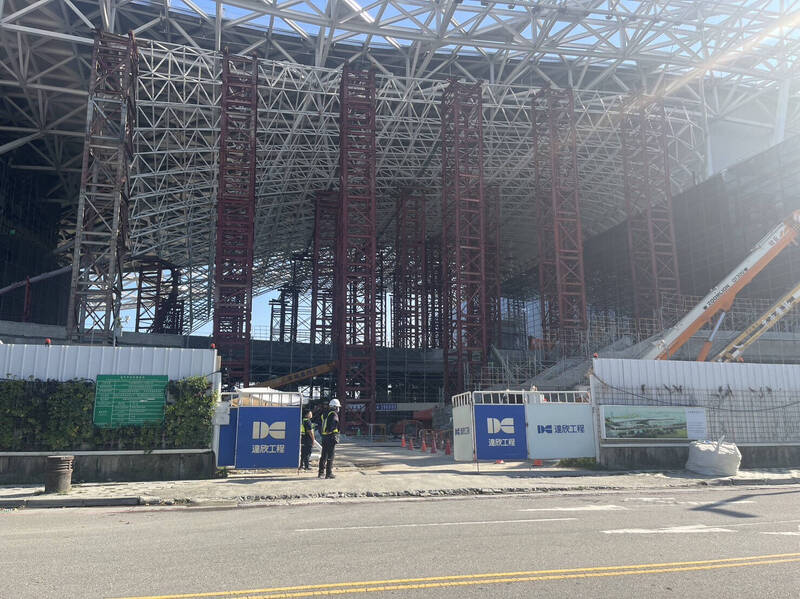興建中的台中國際會展中心傳工安意外，一名工人墜落身亡。（民眾提供）