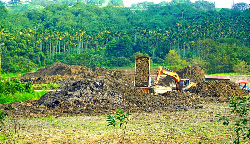 魚池鄉農地遭不肖業者傾倒不法的廢棄土，數量為可觀。（縣議員吳棋楠提供）