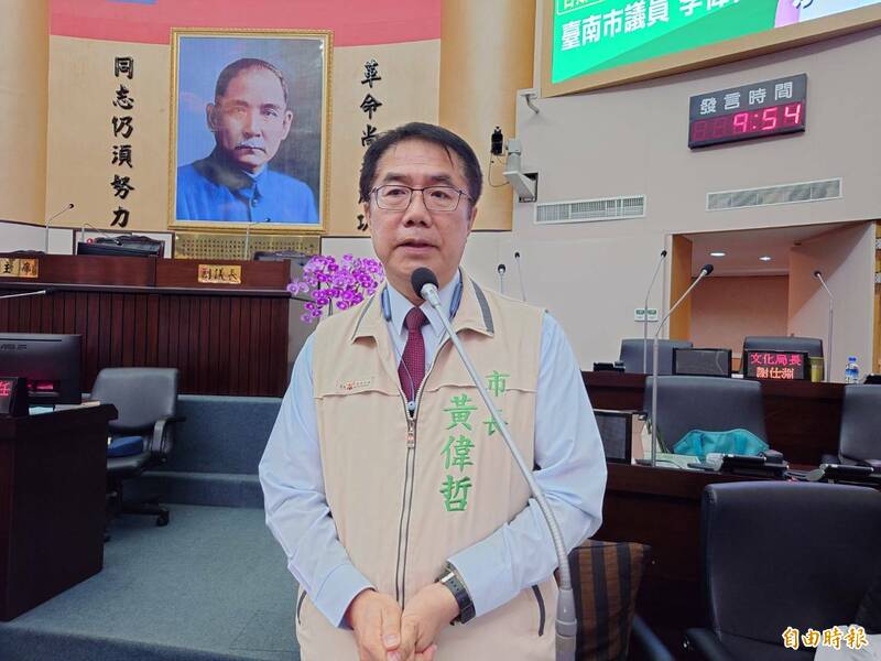 對於老人健保補助，台南市長黃偉哲說他主持市府年度預算編列，「我的預算自己編，不必受任何人影響」。（記者洪瑞琴攝）