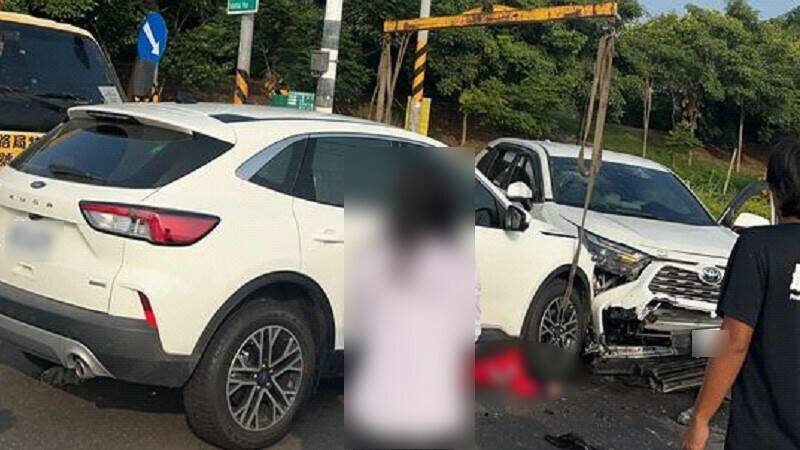 屏東縣萬丹鄉發生1部機車遭2部汽車連環撞擊。（屏東小鎮資訊提供）