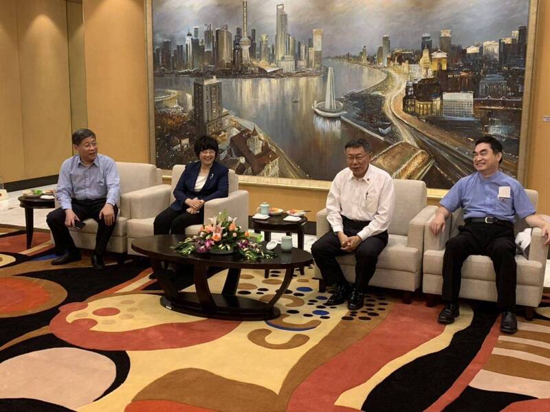 台北市長柯文哲2019年7月前往上海參加雙城論壇，與對台事務的上海市副市長宗明（左2）、上海市台辦主任李文輝（左1）等人會談。（資料照，台北市政府提供）