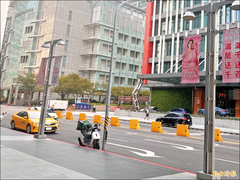 違規停車、違規臨停納入記點制後，汽車10大違規記點案件數暴增10倍，違規臨停更成為記點冠軍。圖為紅線違規臨停。
（記者蔡思培攝）