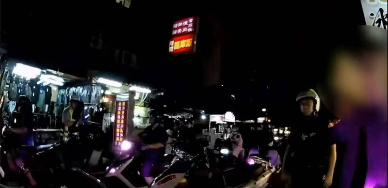 警方趕抵夜市制止衝突。（記者徐聖倫翻攝）