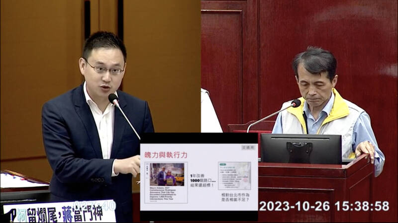 民進黨台北市議員趙怡翔（左），將北市交通數據與美國紐約市數據比較，發現紐約市行人死亡率僅為北市的一半。右為交通局長謝銘鴻。（翻攝台北市議會直播）