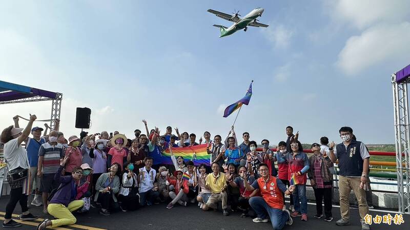 二仁溪親水空間構思公民共識會議成員在三爺溪晉祥橋舉行報告遞交儀式，並在橋上與準備降落台南機場的飛機合影。（記者劉婉君攝）