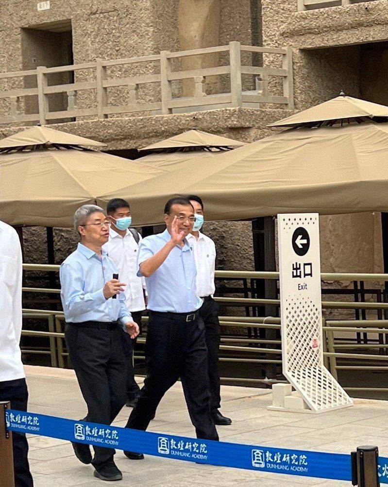 中國國務院前總理李克強上次露面是在8月底參觀敦煌莫高窟。（圖擷自X）