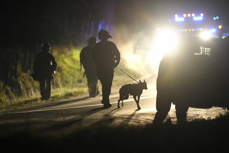 緬因州槍擊案嫌犯未落網，當局已出動大批武裝警察包圍卡德住所與其對峙。（美聯社）
