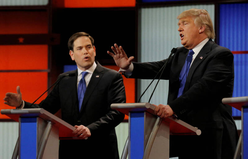川普曾稱呼盧比歐(Marco Rubio,左)「小馬可(Little Marco)」貶低他,盧比歐隨後在造勢活動上回批川普的手不符比例地小,成為「川普太小」(Trump Too Small)商標靈感來源。(路透檔案照) 川普曾稱呼盧比歐(Marco Rubio,左)「小馬可(Little Marco)」貶低他,盧比歐隨後在造勢活動上回批川普的手不符比例地小,成為「川普太小」(Trump Too Small)商標靈感來源。(路透檔案照)
