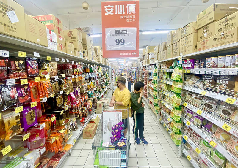 
People look at products in a supermarket in Kaohsiung’s Fengshan District yesterday.
Photo: CNA