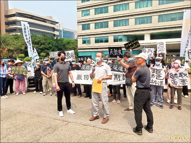 台積電退出龍潭科學園區三期擴大計畫後，行政院決定持續推動龍科三期。圖為「反龍潭科學園區第三期擴建案自救會」19日前往竹科管理局抗議。（資料照）