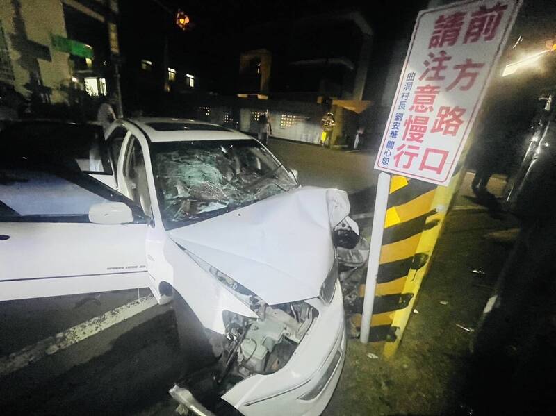 謝男酒後執意駕車，自撞電桿。（警方提供）