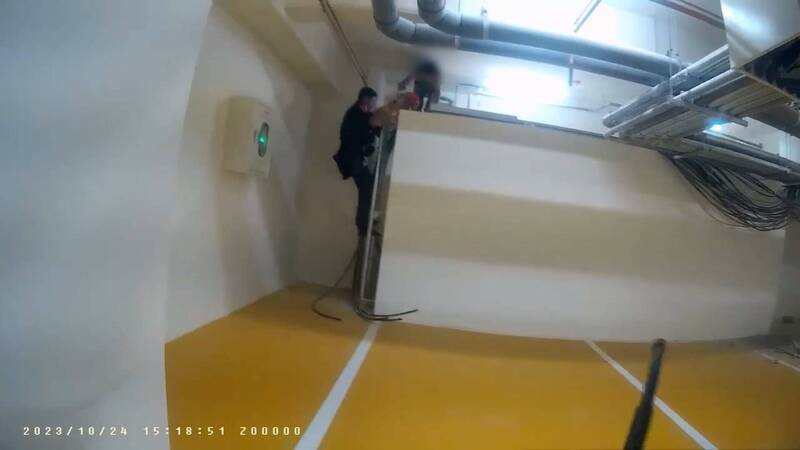 斐男以為藏身停車場蓄水池警方找不到,最終仍遭警逮補。(記者徐聖倫翻攝) 斐男以為藏身停車場蓄水池警方找不到,最終仍遭警逮補。(記者徐聖倫翻攝)
