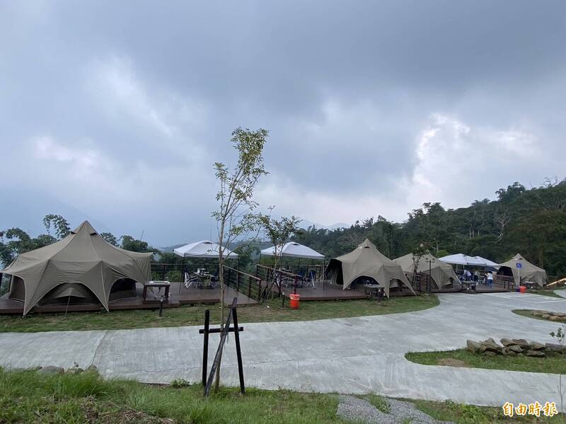 雲林縣府官方建置的樟湖十字關露營區完工開箱，遊客體驗後驚呼彷彿置身在雲端。（記者黃淑莉攝）