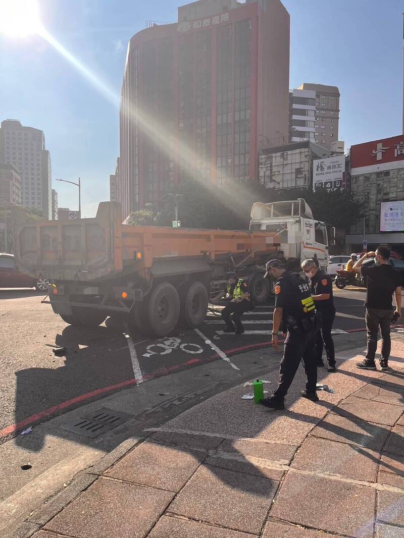 1名騎單車的女子於中正四路與中華三路口直行時，遭同向右轉的砂石車輾過，傷勢嚴重送醫急救。（民眾提供）