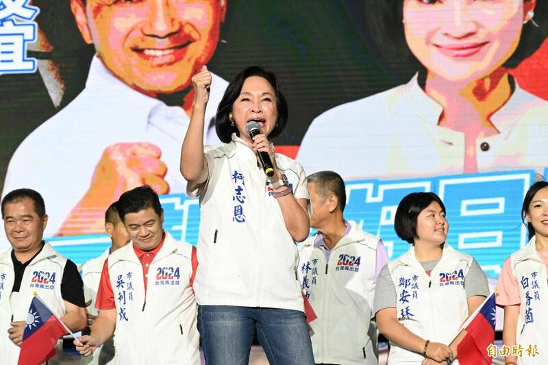 國民黨總統參選人侯友宜今晚於高雄鳳山區舉辦首場造勢晚會，國民黨智庫執行長柯志恩登台致詞，喊出高雄再創奇蹟從鳳山開始，要讓民進黨立委「八仙落海」。（記者李惠洲攝）（記者陳文嬋攝）