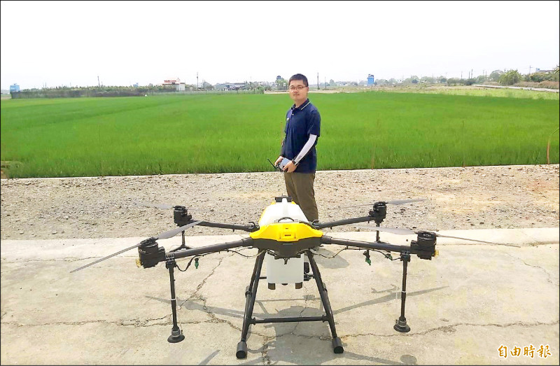無人機投入農耕使用,以農藥代噴為主,飛手要有農藥代噴、合格飛手雙證照。(記者楊金城攝) 無人機投入農耕使用,以農藥代噴為主,飛手要有農藥代噴、合格飛手雙證照。(記者楊金城攝)