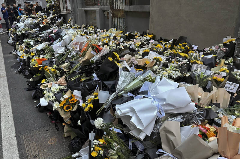 中国前国务院总理李克强昨天在上海去世后，民众前往位于安徽合肥的故居悼念，鲜花堆满外墙。（美联社）(photo:LTN)