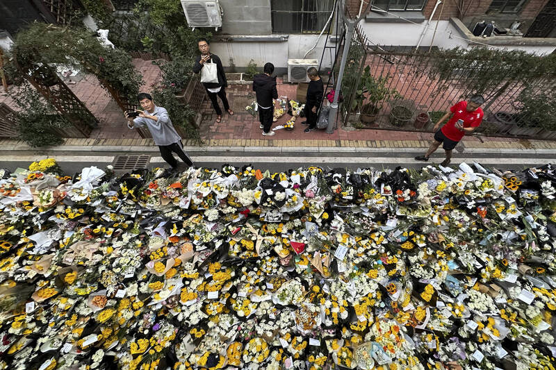 中国前国务院总理李克强昨天在上海去世后，民众前往位于安徽合肥的故居悼念，鲜花堆满外墙。（美联社）(photo:LTN)