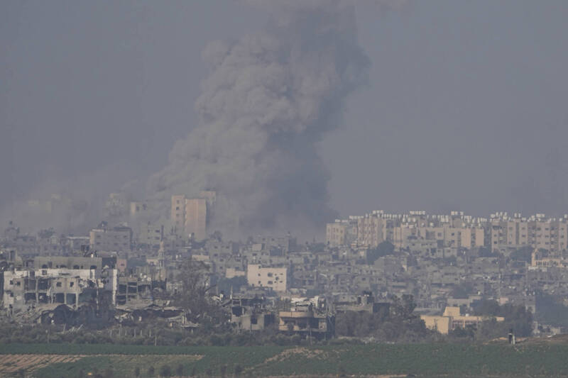 以色列军方近日表示，哈玛斯故意在平民周遭进行军事行动，以方为打击哈玛斯，无法保证加萨走廊的记者安全，图为以色列空袭加萨。（美联社）(photo:LTN)