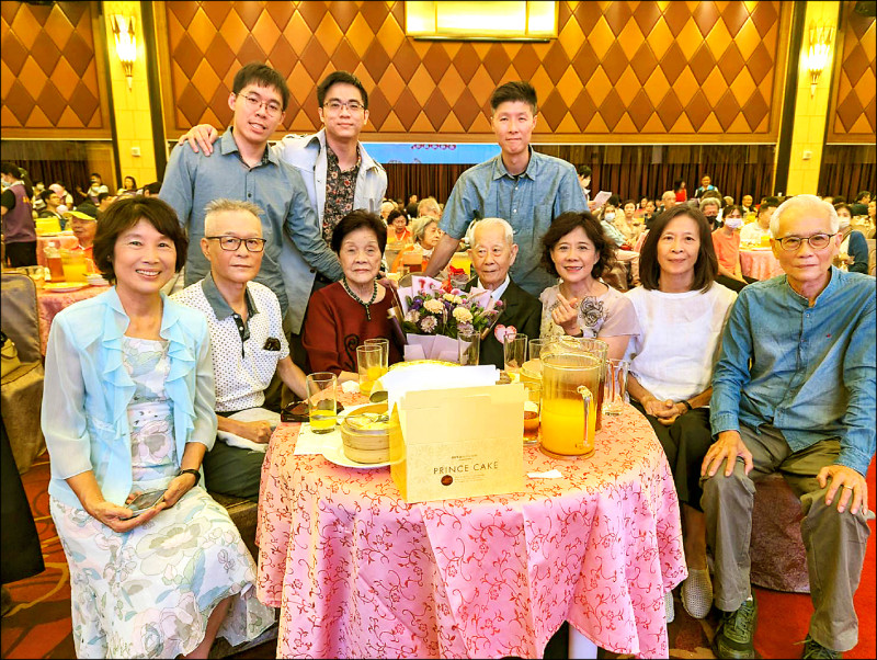 93歲吳銘柳與89歲妻子吳簡月霜結婚超過70年，兩人感情歷久彌新，昨子女出席活動一起慶賀。（記者王善嬿攝）